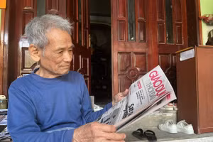 Ông Nguyễn Thiện Thuật vẫn giữ thói quen đọc báo mỗi ngày.