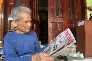 Ông Nguyễn Thiện Thuật vẫn giữ thói quen đọc báo mỗi ngày.