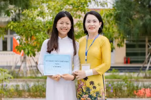 Cô Lê Thị Mỹ Dung và học sinh Huỳnh Thị Mùi. Ảnh: NVCC