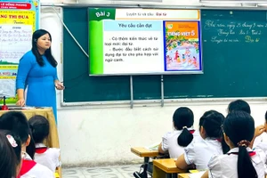 Nhờ công nghệ, bài giảng trong mỗi giờ học ở Trường Tiểu học Lê Hồng Phong trở nên trực quan sinh động hơn. Ảnh: NNTC