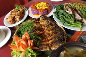 Món Pa Pỉnh Tộp phải ăn nóng với nước chấm chẩm chéo, kèm thêm một ít rau gia vị như rau mùi, ớt mới. Ảnh: Vietnamnet