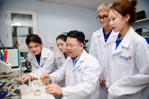 Giờ thực hành của thầy - trò Trường Đại học Khoa học và Công nghệ Hà Nội. Ảnh: NTCC