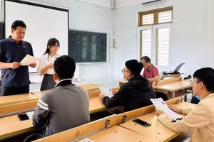 Sinh viên Trường Đại học Bách khoa, Đại học Đà Nẵng tham gia phỏng vấn tuyển dụng tại Ngày hội việc làm do nhà trường tổ chức. Ảnh: NTCC