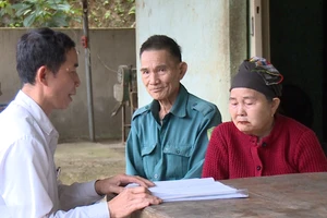 Ông Lò Đức Thuận - Bí thư Chi bộ kiêm Trưởng bản Giàng phiên dịch cho bà con đồng bào hiểu nội dung lá phiếu.