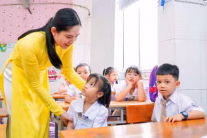 Cô trò Trường Tiểu học Ngô Quyền (TP Cần Thơ). Ảnh minh họa: Thành Thật