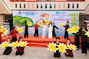 Trường THCS - THPT Hai Bà Trưng tổ chức Hoạt động trải nghiệm hướng nghiệp với chủ đề “Nữ kiệt lưu danh”. Ảnh: MA