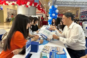 TS Vũ Văn Ngọc (bên phải) – Viện trưởng Viện Đào tạo Tiên tiến, Chất lượng cao và POHE, Đại học Kinh tế Quốc dân trong buổi tư vấn tuyển sinh 2025. Ảnh Ngô Chuyên