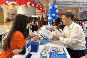 TS Vũ Văn Ngọc (bên phải) – Viện trưởng Viện Đào tạo Tiên tiến, Chất lượng cao và POHE, Đại học Kinh tế Quốc dân trong buổi tư vấn tuyển sinh 2025. Ảnh Ngô Chuyên