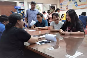 Giáo viên Trường THPT Nguyễn Thái Bình tư vấn lựa chọn tổ hợp môn cho học sinh. Ảnh: H.Đ