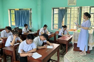 Cô Nguyễn Thị Thảo Trang - giáo viên Tiếng Anh Trường THPT Phú Bài (TP Huế) hướng dẫn học sinh kỹ năng làm bài thi trắc nghiệm. Ảnh: NTCC