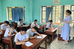 Cô Nguyễn Thị Thảo Trang - giáo viên Tiếng Anh Trường THPT Phú Bài (TP Huế) hướng dẫn học sinh kỹ năng làm bài thi trắc nghiệm. Ảnh: NTCC