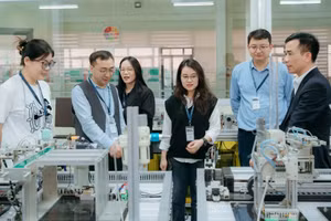 Đoàn cán bộ của đối tác Trung Quốc tới Trường Cao đẳng Lý Thái Tổ (Bắc Ninh) trao đổi về hợp tác đào tạo. Ảnh: Đình Tuệ