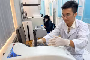 Nghiên cứu khoa học tại phòng thí nghiệm Trường Đại học Quốc tế, Đại học Quốc gia TPHCM. Ảnh: Phúc Uyên 