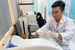Nghiên cứu khoa học tại phòng thí nghiệm Trường Đại học Quốc tế, Đại học Quốc gia TPHCM. Ảnh: Phúc Uyên