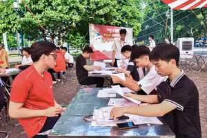 Tân sinh viên Đại học Bách khoa Hà Nội được hướng dẫn chuẩn bị thủ tục nhập và các hồ sơ đăng ký ở ký túc xá. Ảnh: NTCC