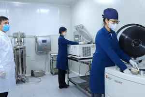 Cán bộ, giảng viên Học viện Nông nghiệp Việt Nam tham gia nghiên cứu khoa học. Ảnh: NTCC