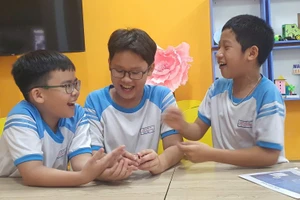 Nhóm học sinh từ trái qua phải: Minh Khôi, Quốc Tiến, Gia Huy. Ảnh: MA