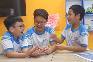 Nhóm học sinh từ trái qua phải: Minh Khôi, Quốc Tiến, Gia Huy. Ảnh: MA