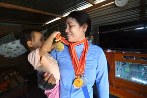 Vợ chồng chị Rcom H’Điêt mong rằng sẽ có sức khỏe để làm việc lo cho người con bị tim bẩm sinh.