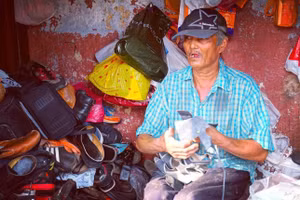 Người lao động phi chính thức lớn tuổi ở Hà Nội.