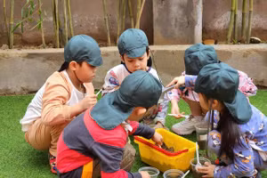 Các bé Trường Mầm non Ngọc Lan (quận Hải Châu, TP Đà Nẵng) với hoạt động khởi động của dự án Quá trình phát triển của cây. Ảnh: NTCC