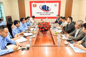 Trường Trung cấp Kinh tế - Kỹ thuật Hồng Lam (Nghệ An) làm việc với Hội Hữu nghị Nhật Bản - Việt Nam vùng Kansai về cơ hội việc làm, xuất khẩu lao động cho học sinh. Ảnh: NTCC