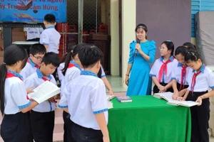 Cô, trò Trường THCS Trung Hiếu (Vĩnh Long). Ảnh: NTCC