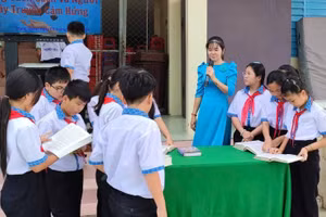 Cô, trò Trường THCS Trung Hiếu (Vĩnh Long). Ảnh: NTCC