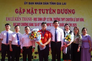 Lãnh đạo tỉnh Gia Lai gặp mặt, khen thưởng 100 triệu đồng cho thành tích xuất sắc của em Lê Kiến Thành.