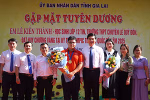 Lãnh đạo tỉnh Gia Lai gặp mặt, khen thưởng 100 triệu đồng cho thành tích xuất sắc của em Lê Kiến Thành.