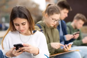 Việc sử dụng mạng xã hội quá nhiều sẽ gây hại cho sức khỏe tâm thần của người dùng vị thành niên. Ảnh: INT 