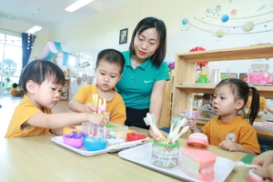 Cô và trò Trường Mầm non An Khánh B (An Khánh, Hà Nội). Ảnh: Đình Tuệ