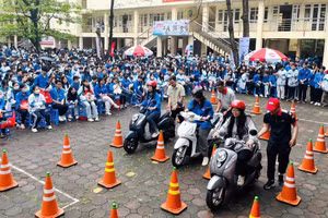 Học sinh Trường THPT Lương Ngọc Quyến (Thái Nguyên) được hướng dẫn các kỹ năng lái xe an toàn. Ảnh: Phương Thảo