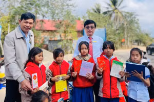 Sách là một trong những phần quà ý nghĩa học sinh Trường Tiểu học – Trung học cơ sở A Xing (Lìa, Quảng Trị) được hỗ trợ. Ảnh: NTCC