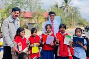 Sách là một trong những phần quà ý nghĩa học sinh Trường Tiểu học – Trung học cơ sở A Xing (Lìa, Quảng Trị) được hỗ trợ. Ảnh: NTCC