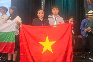 Võ Trọng Khải và thầy Phan Văn Thái - giáo viên bồi dưỡng Toán, Trường THPT chuyên Phan Bội Châu. Ảnh: NVCC