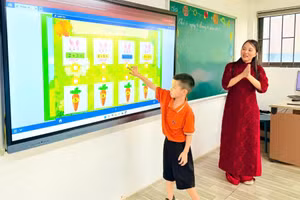 Học sinh tham gia tương tác bài học trên bảng.