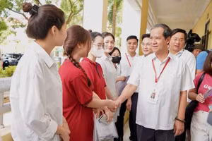 Bộ trưởng Nguyễn Kim Sơn động viên thí sinh thi tốt nghiệp THPT năm 2025, tại Vĩnh Phúc.