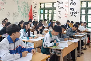 Giờ ôn tập của học sinh lớp 12C1, Trường Phổ thông DTNT THPT huyện Mường Nhé (Điện Biên). Ảnh minh họa.
