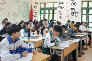 Giờ ôn tập của học sinh lớp 12C1, Trường Phổ thông DTNT THPT huyện Mường Nhé (Điện Biên). Ảnh minh họa.