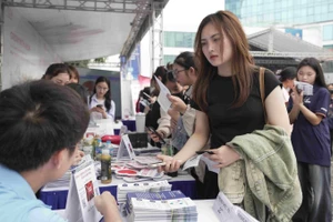 Sinh viên tiếp xúc với nhà tuyển dụng tại Phenikaa Career Fair. Ảnh: NTCC