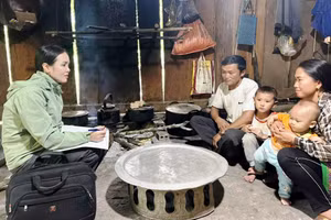 Cô Lê Thị Phương Huyền - Trường Mầm non Tam Chung đi làm phổ cập giáo dục mầm non ở bản Suối Lóng, xã Tam Chung (Mường Lát, Thanh Hóa).