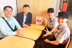 Đại diện Trường Cao đẳng Lương thực - Thực phẩm Đà Nẵng thăm hỏi 18 sinh viên khóa 2022 và 2023 đang thực tập Nhật Bản vào tháng 4/2025. Ảnh: NTCC