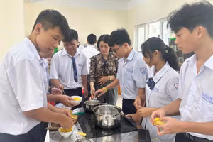 Cô Ngô Thị Hồng Ngọc hướng dẫn học sinh chuẩn bị các món ăn. Ảnh: MA