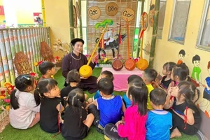 Giáo viên Trường Mầm non Yên Trạch (Phú Lương, Thái Nguyên) dạy trẻ về nhạc cụ dân tộc.