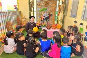Giáo viên Trường Mầm non Yên Trạch (Phú Lương, Thái Nguyên) dạy trẻ về nhạc cụ dân tộc.