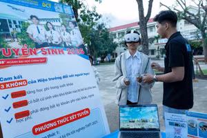 Thí sinh tìm hiểu ngành học qua kính thực tế ảo của Trường Đại học Công Thương TPHCM. Ảnh: Thái Sơn