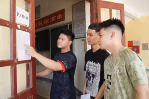 Thí sinh Nghệ An đến làm thủ tục dự thi tại Trường THPT Lê Viết Thuật (TP Vinh) chiều 25/6. Ảnh: Hồ Lài