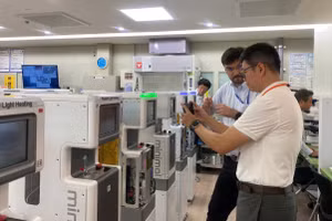 PGS.TS Nguyễn Tiến Đông tham quan và khảo sát Công ty Yokogawa Solution Service - Nakacho, Musashino, Nhật Bản. Ảnh: NVCC