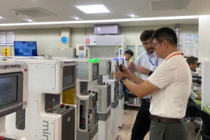 GS.TS Nguyễn Tiến Đông tham quan và khảo sát Công ty Yokogawa Solution Service - Nakacho, Musashino, Nhật Bản. Ảnh: NVCC